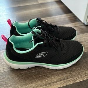 Skechers athletic shoes sz 6 memory foam